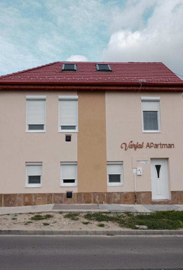 Várfal apartman Eger Esterno foto