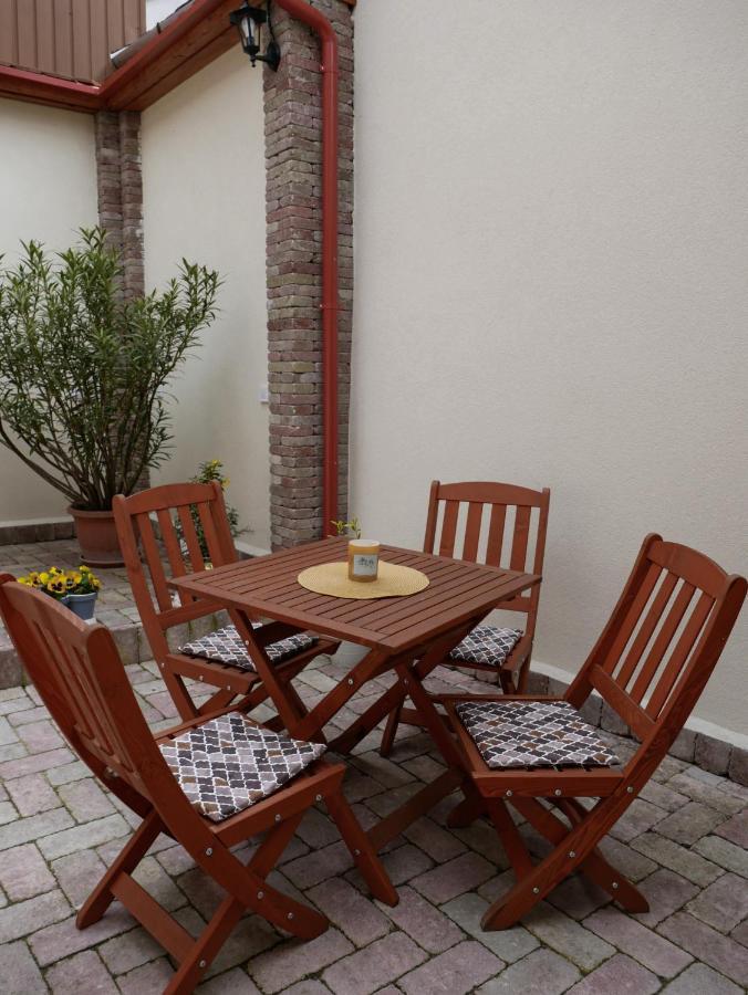 Várfal apartman Eger Esterno foto