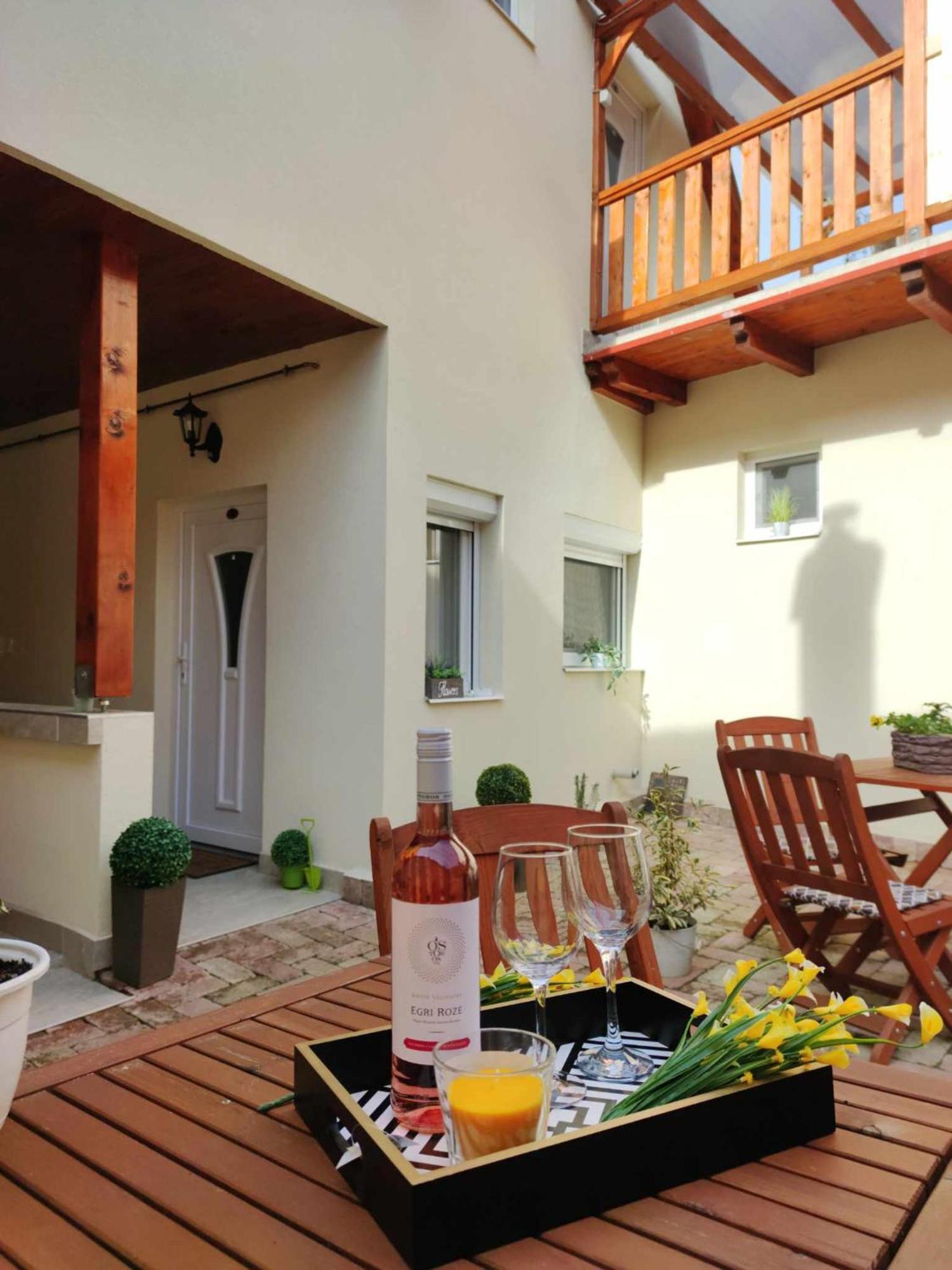 Várfal apartman Eger Esterno foto